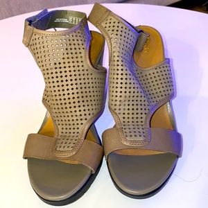 Clarks Artisan Size 8 Womens Open Toe High Heel Sandals